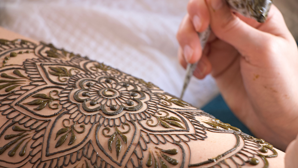 How Does Henna Pattern Differ in India, Africa, and the Middle East?